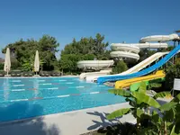 Zjeżdżalnie wodne przy basenie w Lykia World Antalya & Links Golf