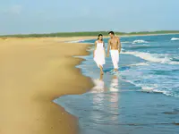 Para spaceruje po plaży w Lykia World Antalya & Links Golf