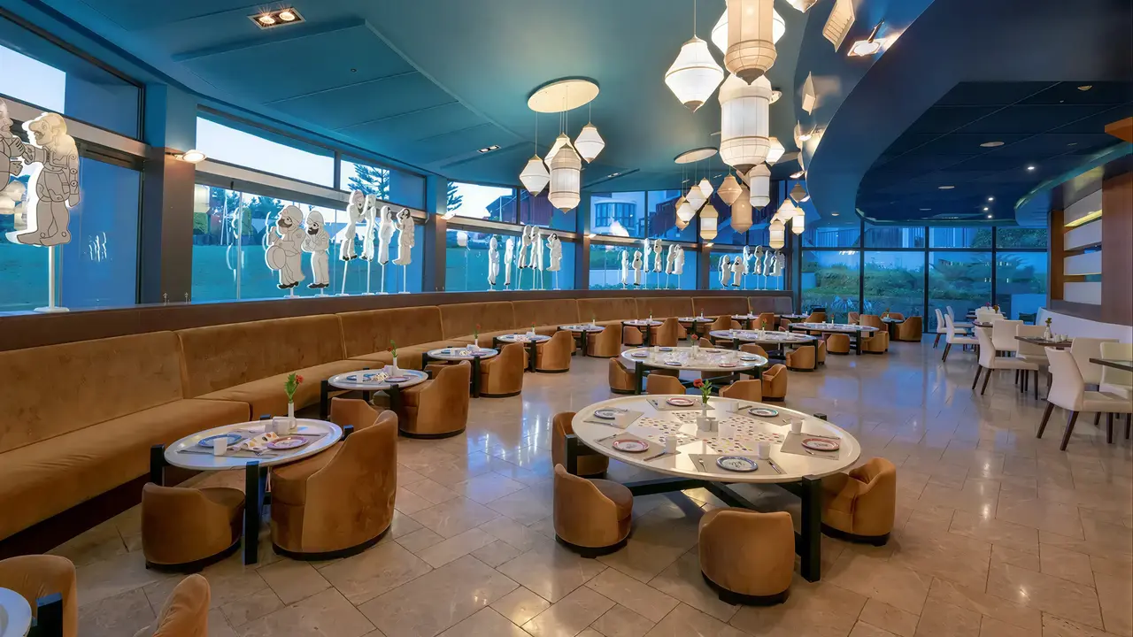 Wnętrze restauracji w Lykia World Antalya & Links Golf z okrągłymi stolikami