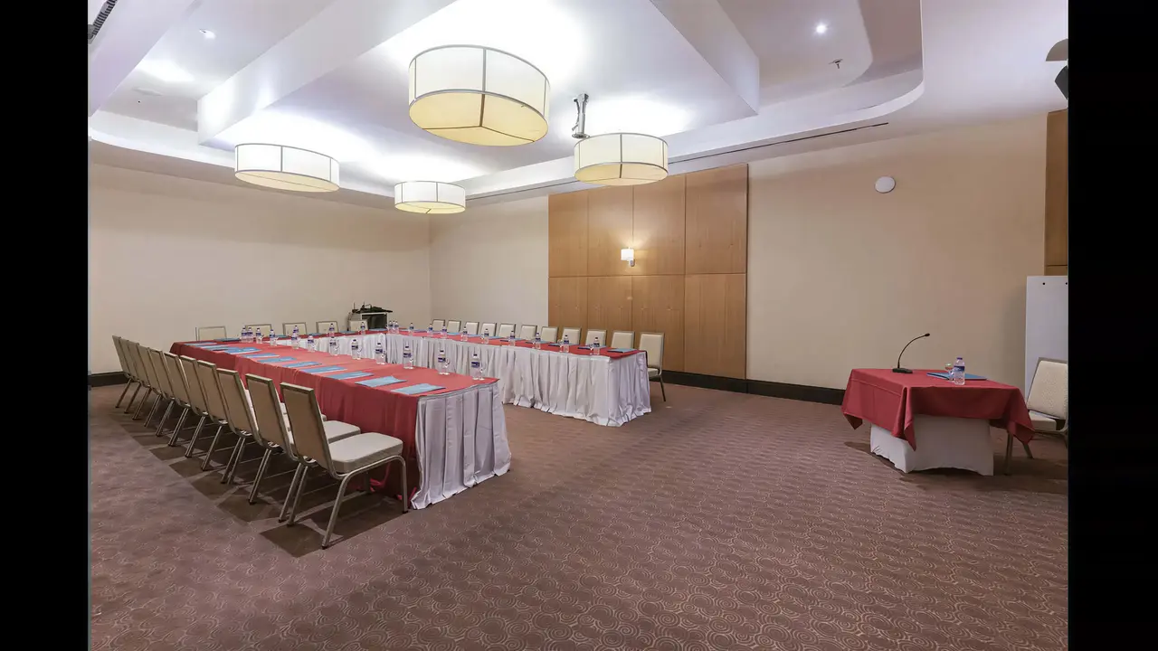 Sala konferencyjna w Lykia World Antalya & Links Golf z czerwonymi obrusami