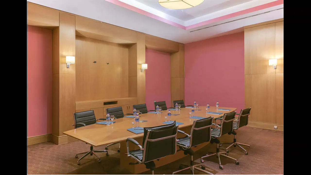 Sala konferencyjna w Lykia World Antalya & Links Golf z dużym stołem
