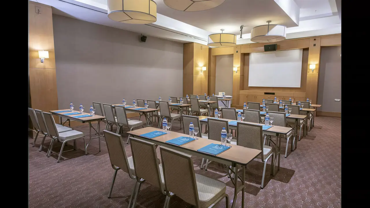 Sala konferencyjna z rzędami stołów w Lykia World Antalya & Links Golf