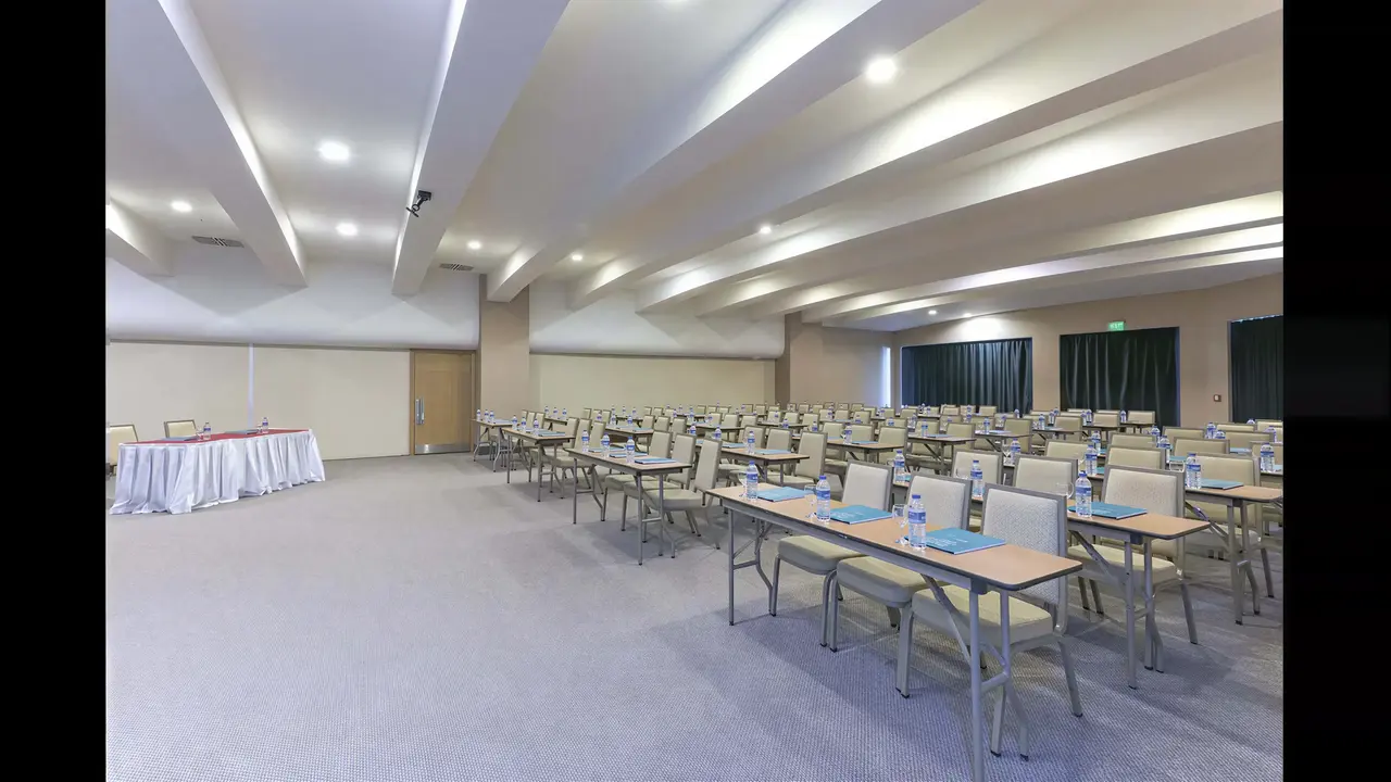 Sala konferencyjna w Lykia World Antalya & Links Golf z rzędami stołów