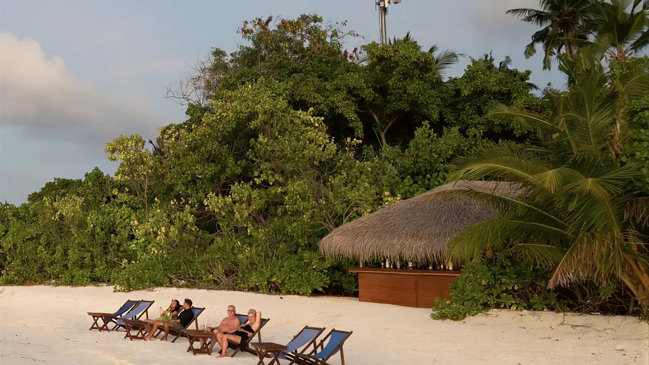 Leżaki na piaszczystej plaży w Makunudu Island