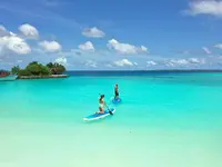 Osoby na deskach SUP w Makunudu Island