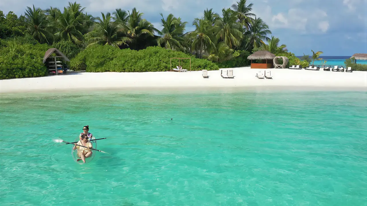 Osoby na kajakach w Makunudu Island