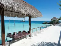 Biała plaża i huśtawka w Makunudu Island