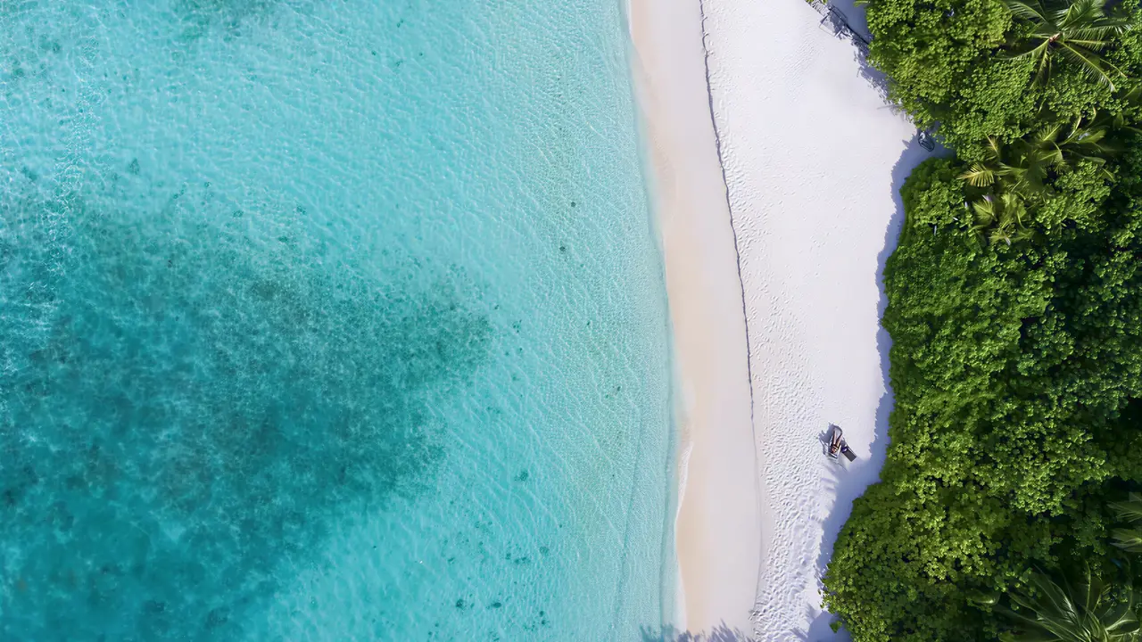 Biała piaszczysta plaża w Makunudu Island