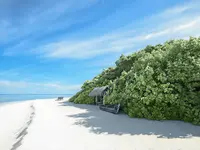 Biała plaża i altana w Makunudu Island