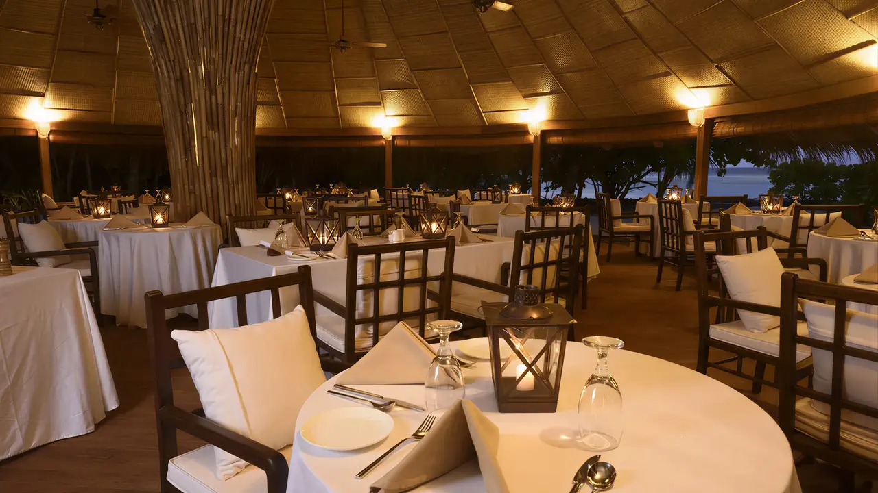 Elegancka restauracja w Makunudu Island z nakrytymi stołami