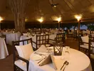 Elegancka restauracja w Makunudu Island z nakrytymi stołami