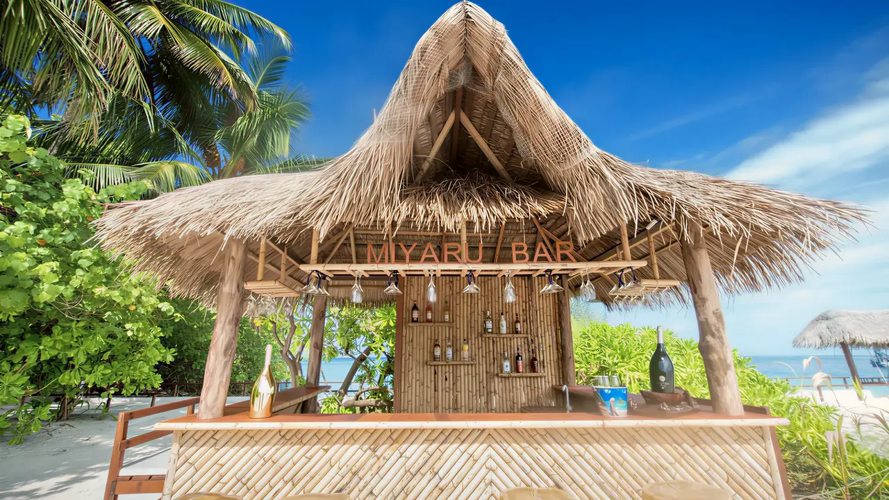 Bar z krytym dachem w Makunudu Island