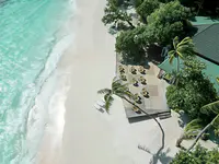 Plaża i taras wypoczynkowy w Malahini Kuda Bandos