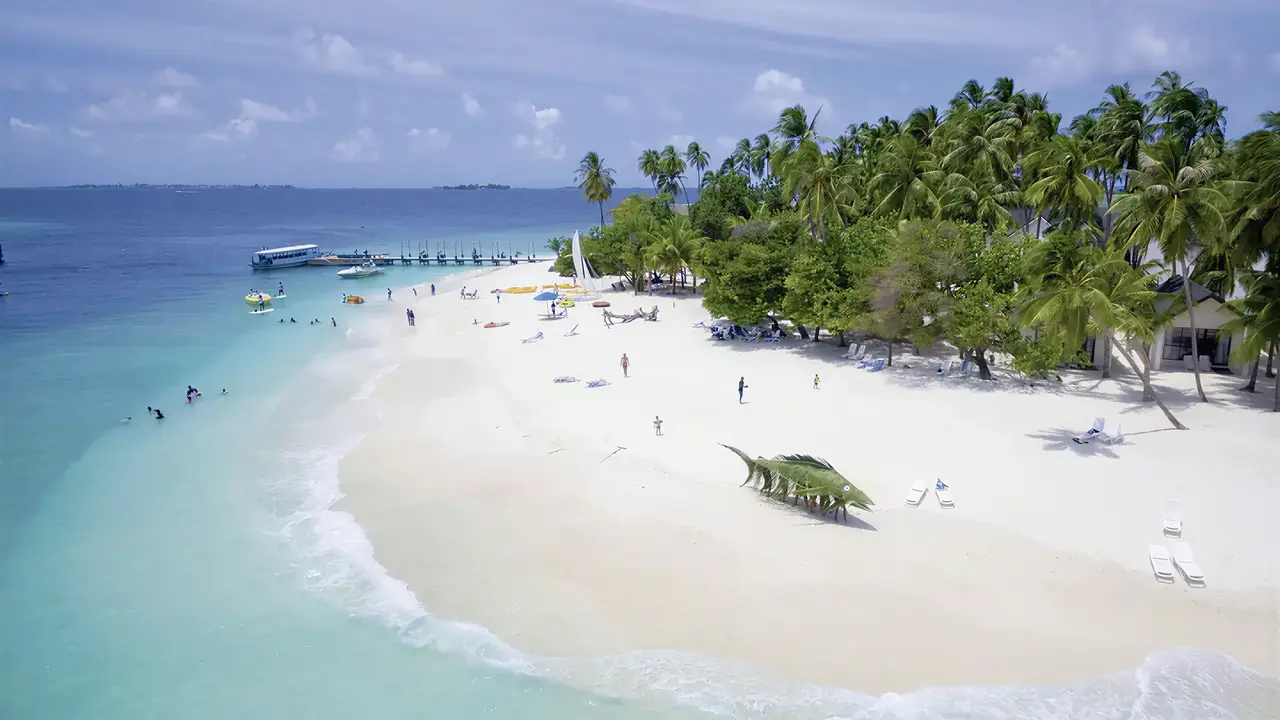 Biała piaszczysta plaża w Malahini Kuda Bandos