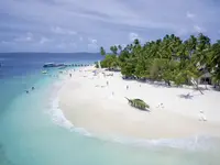 Biała piaszczysta plaża w Malahini Kuda Bandos