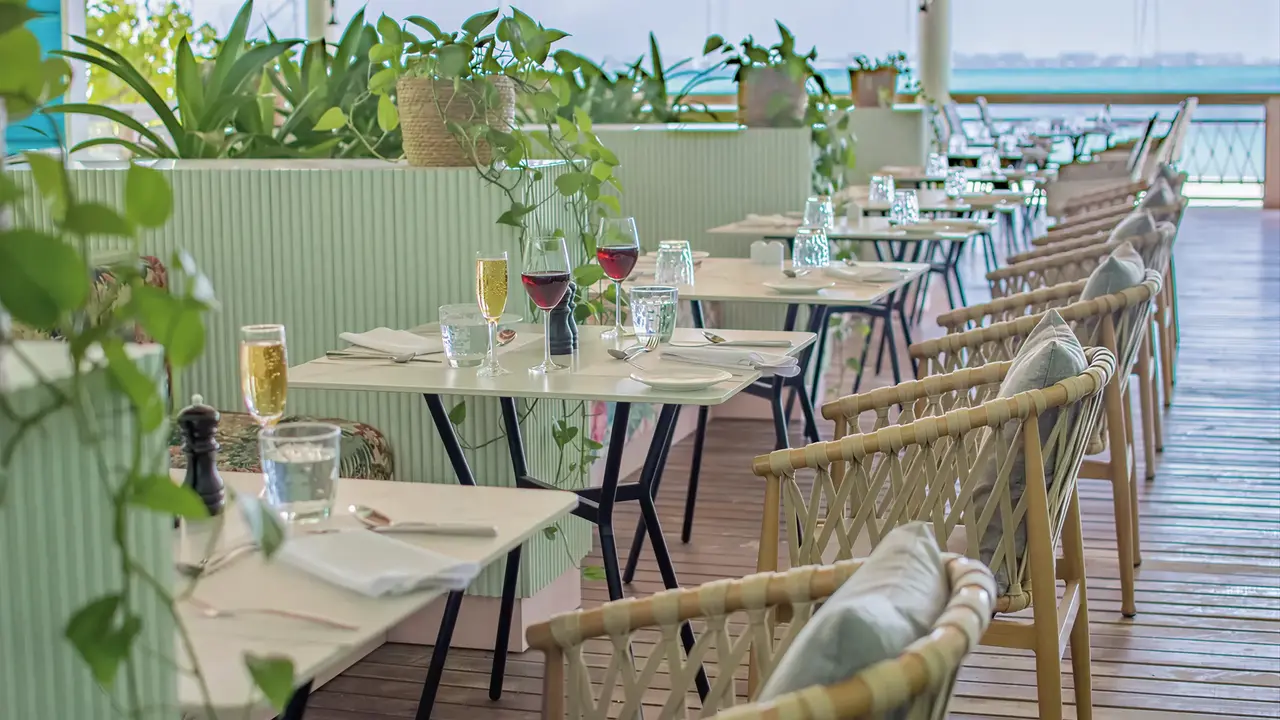 Stolik restauracyjny na tarasie w Malahini Kuda Bandos