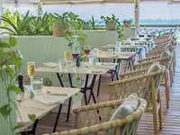 Stolik restauracyjny na tarasie w Malahini Kuda Bandos