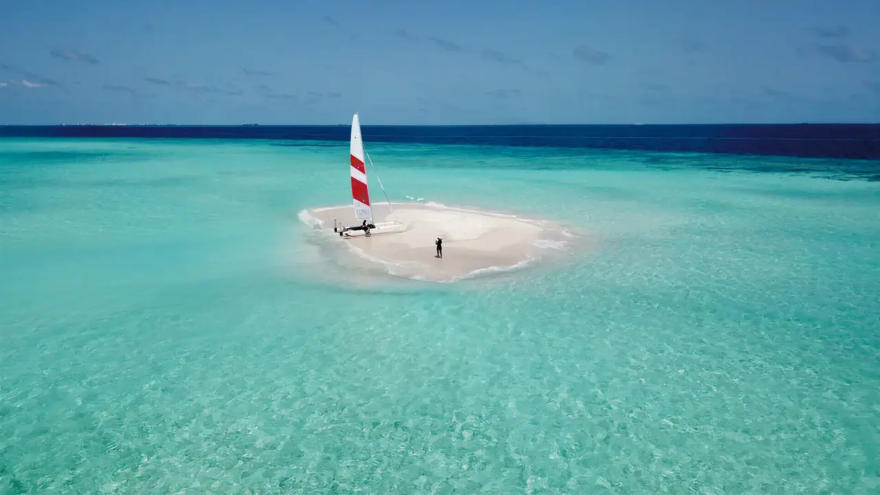 Windsurfing na piaszczystej wyspie w Malahini Kuda Bandos
