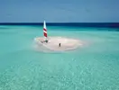 Windsurfing na piaszczystej wyspie w Malahini Kuda Bandos