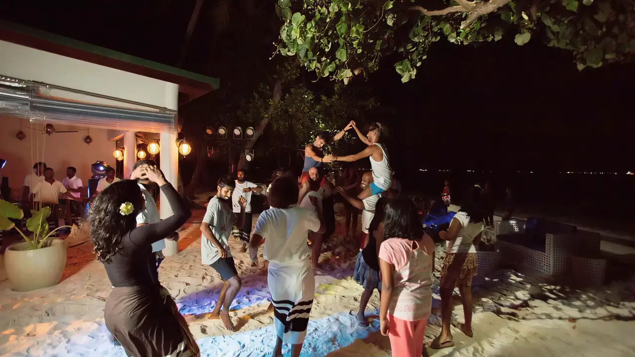 Wieczorna zabawa gości w Malahini Kuda Bandos na plaży