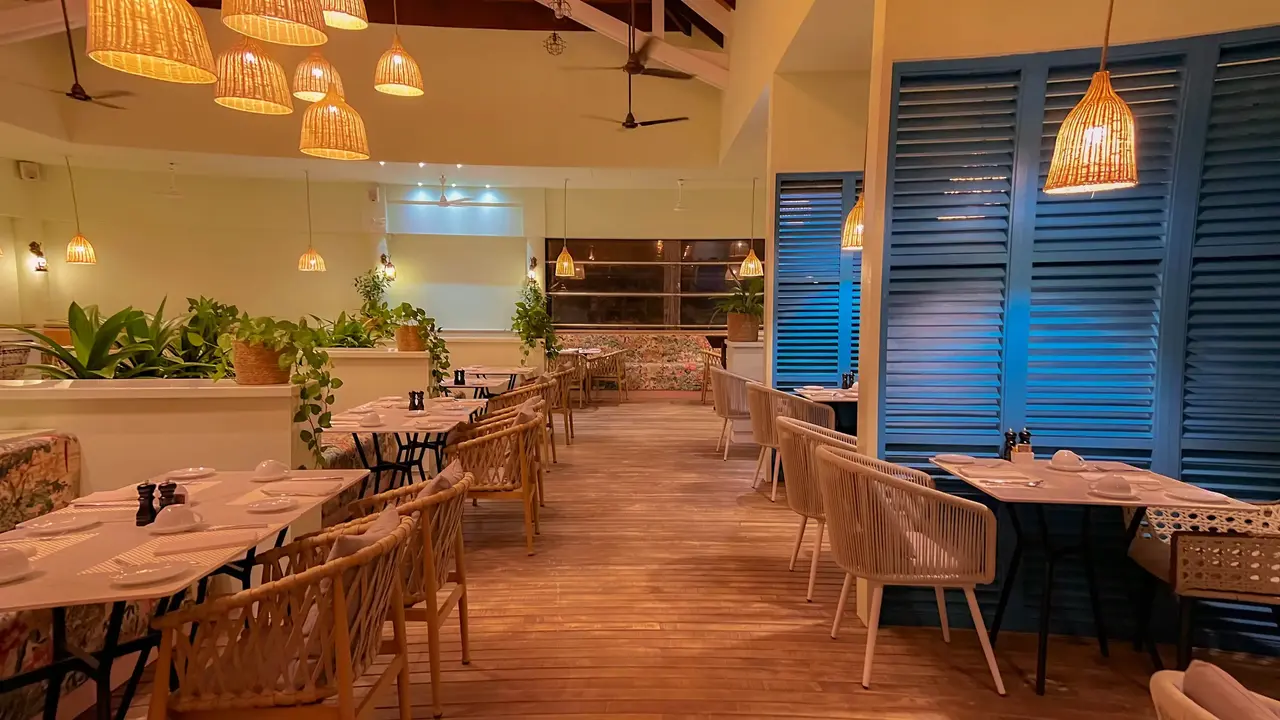 Restauracja w Malahini Kuda Bandos z ustawionymi stolikami