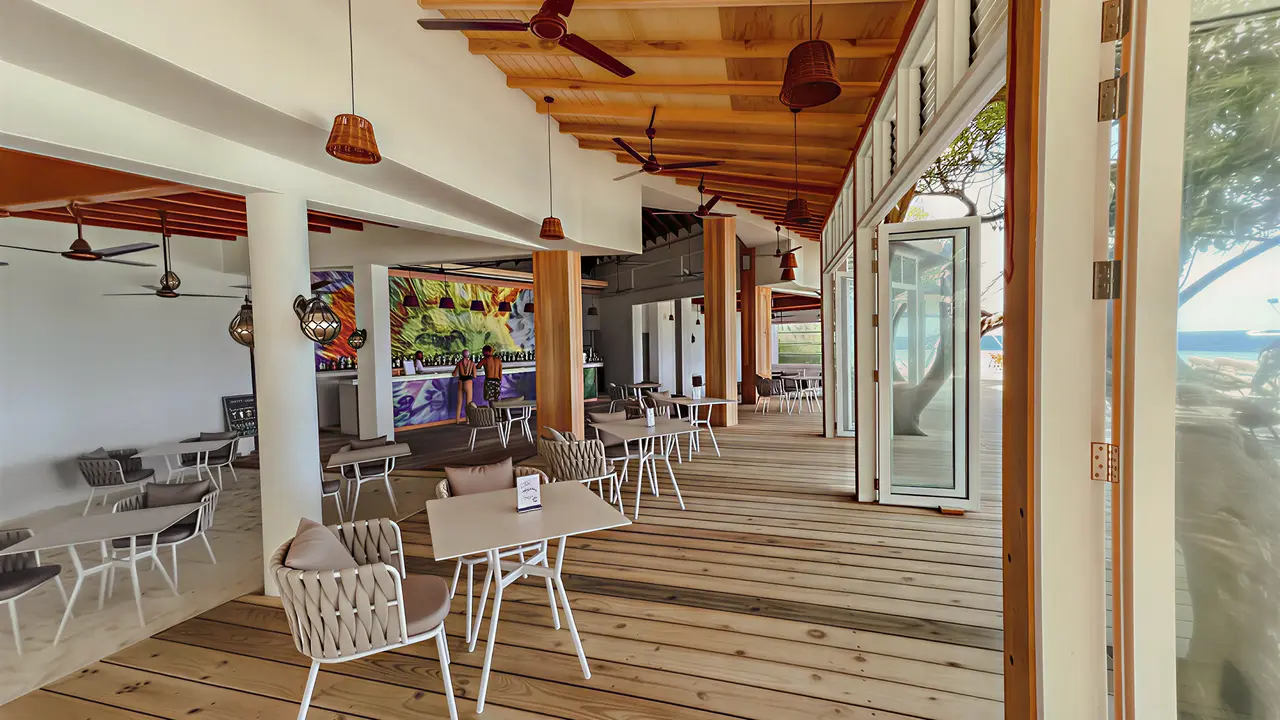 Restauracja w Malahini Kuda Bandos z drewnianą podłogą