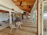 Restauracja w Malahini Kuda Bandos z drewnianą podłogą