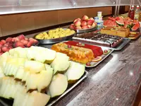 Bufet z owocami i deserami w Manaus