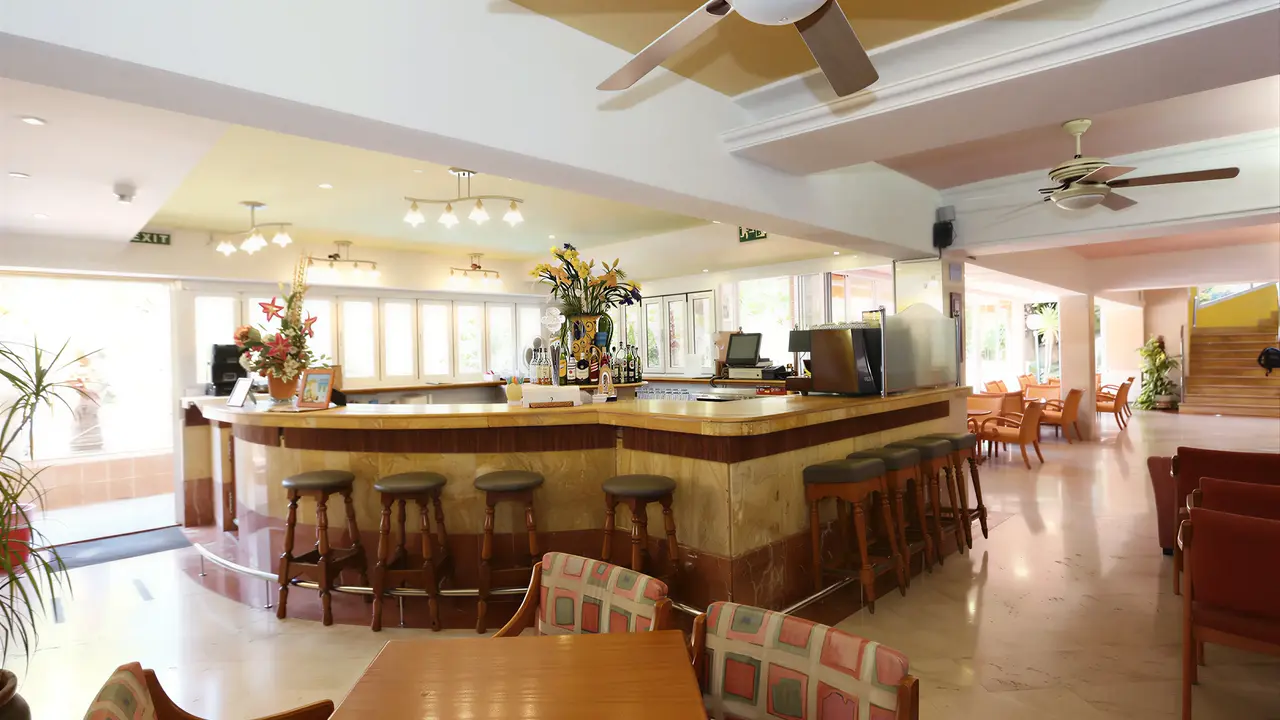 Bar z hokerami w hotelu Manaus