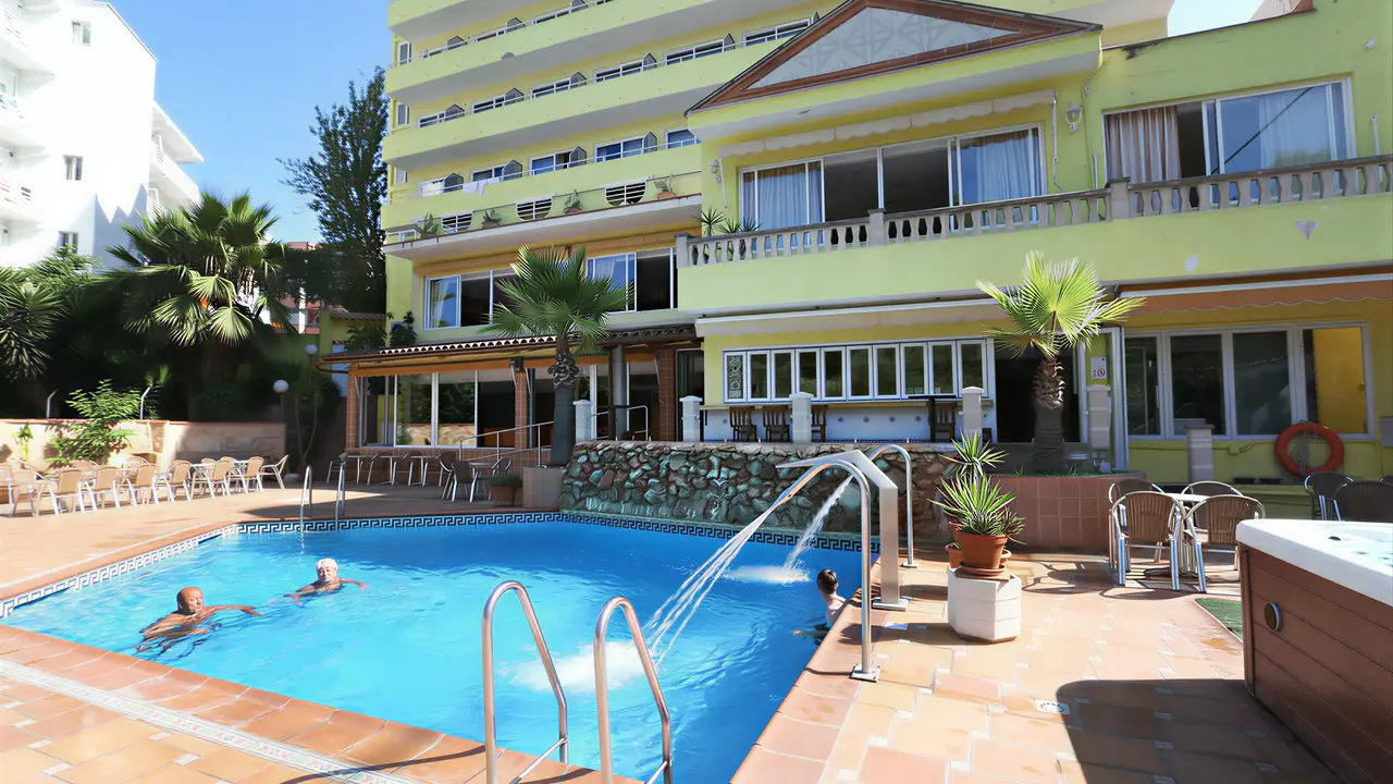 Basen z wodospadami w hotelu Manaus