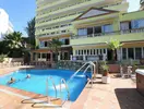 Basen z wodospadami w hotelu Manaus