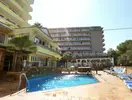 Basen zewnętrzny z leżakami w Manaus