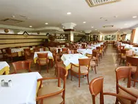 Restauracja w Manaus z nakrytymi stołami