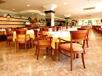 Restauracja w Manaus z nakrytymi stołami