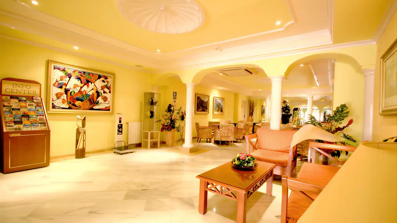 Jasny lobby w hotelu Manaus z wygodnymi sofami