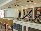 Elegancki bar z hokerami w Marabout