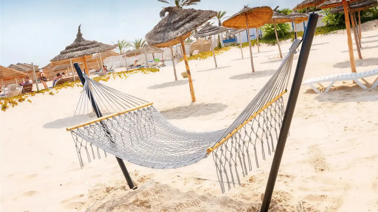 Hamak na piaszczystej plaży w Marabout