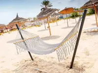 Hamak na piaszczystej plaży w Marabout