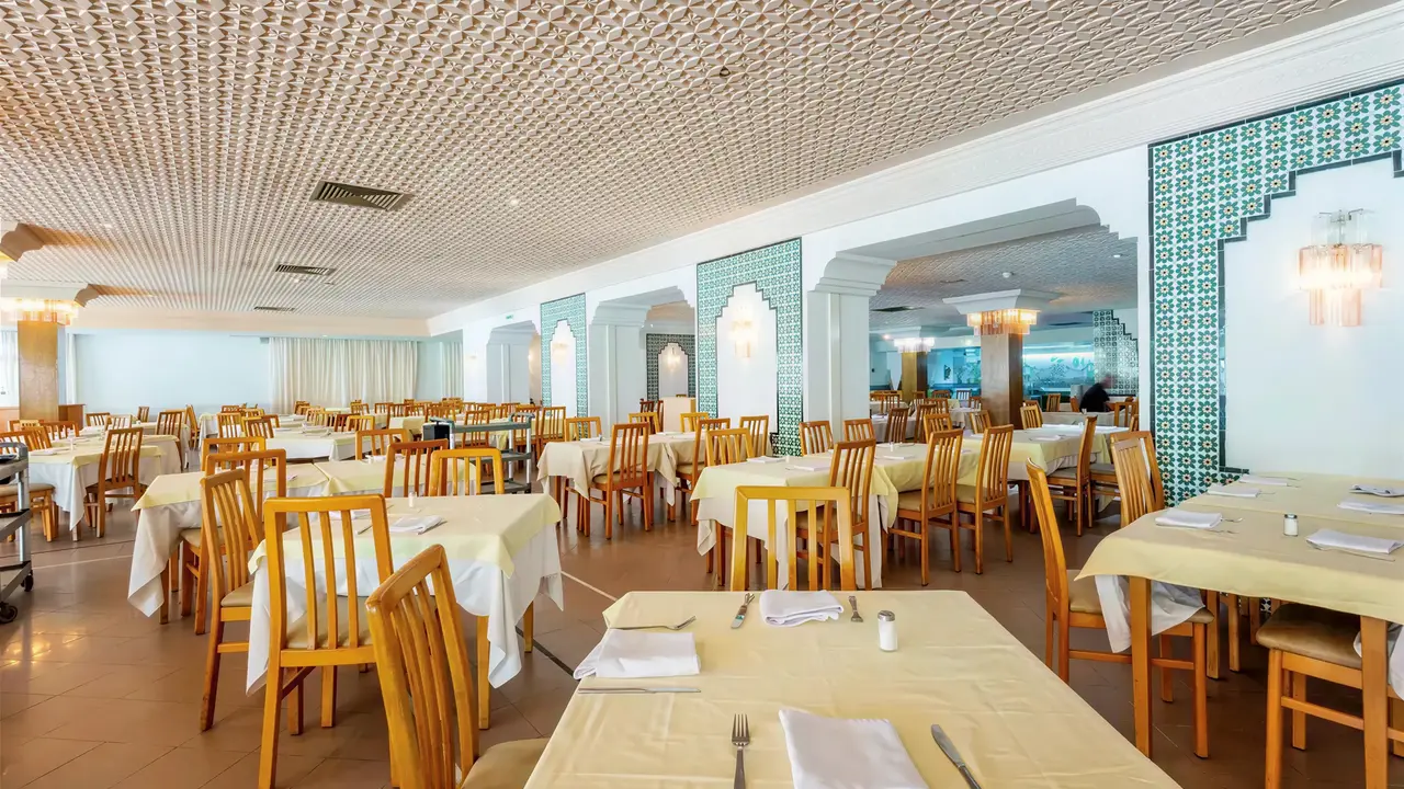 Restauracja z nakrytymi stołami w Marabout