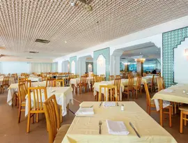 Restauracja z nakrytymi stołami w Marabout