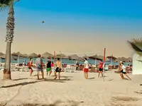 Gra w siatkówkę plażową w Marabout