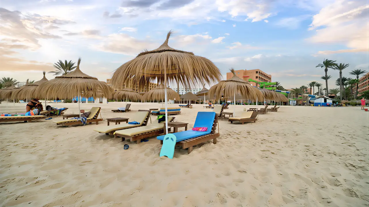 Plaża z leżakami i parasolami w Marabout