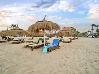 Plaża z leżakami i parasolami w Marabout