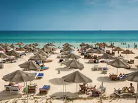 Plaża z leżakami i parasolami w Marabout