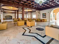 Eleganckie wnętrze lobby w Marabout z fotelami