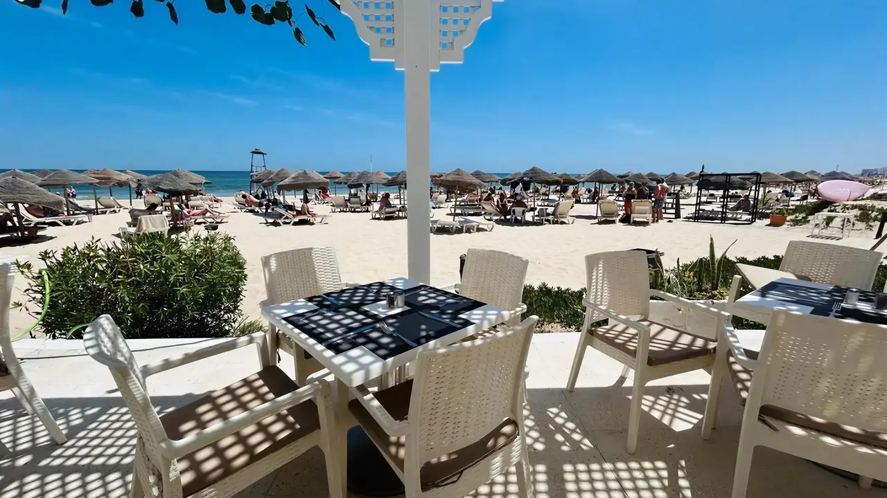 Taras widokowy na plażę w Marhaba Beach