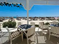 Taras widokowy na plażę w Marhaba Beach
