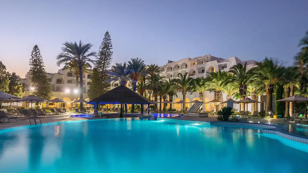 Basen w hotelu Marhaba Beach o zmierzchu