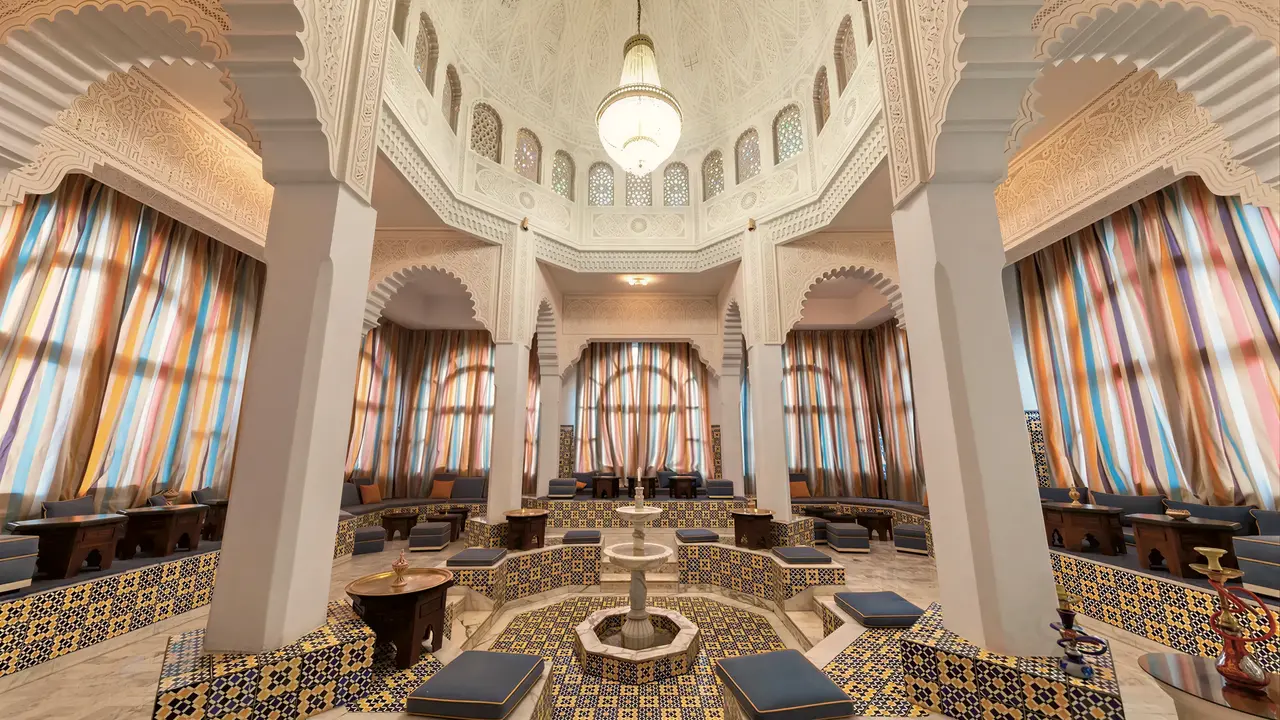 Wnętrze reprezentacyjnego lobby w Marhaba Beach