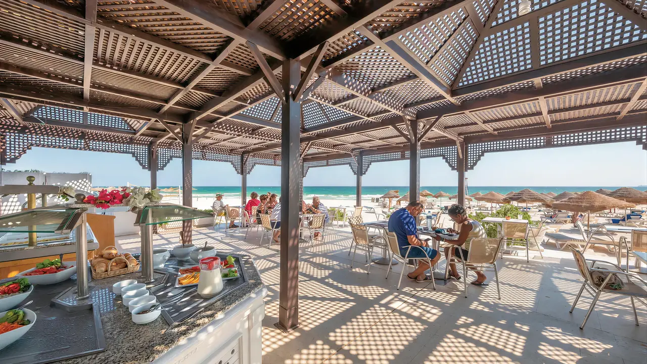 Bufet i goście w restauracji Marhaba Beach